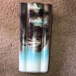 Gorgeous vintage wales vase. Good condition.